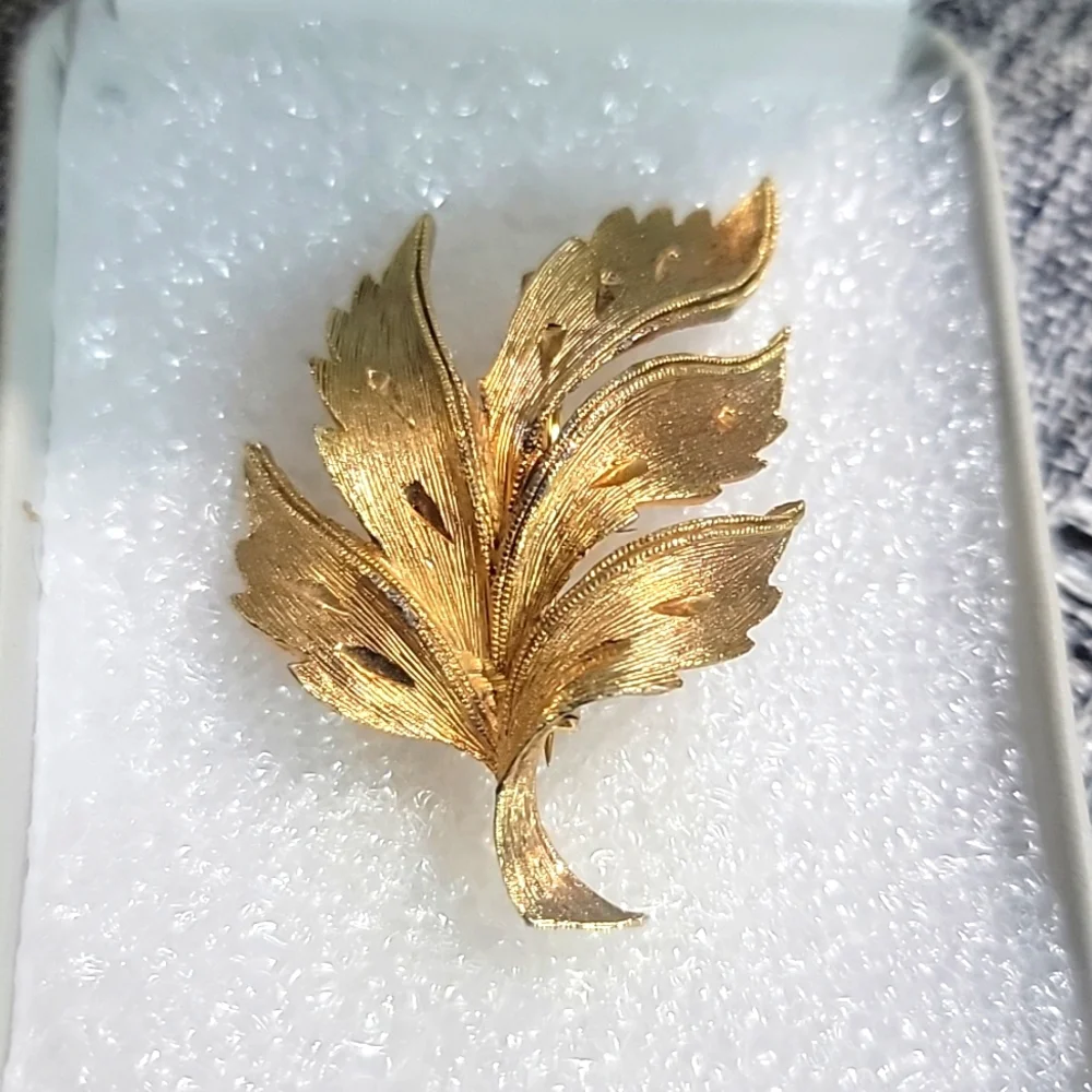 Vintage JJ JOnette Gold Leaf Brooch COTTAGECORE STYLE 2" - Picture 2 of 5
